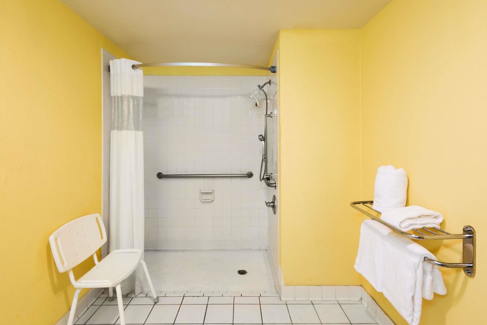 Ramada by Wyndham San Antonio Near SeaWorld/Lackland AFB 36/63