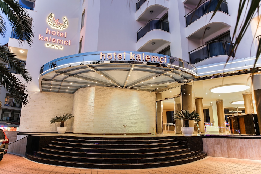 Lalila Blue Suites 12/73