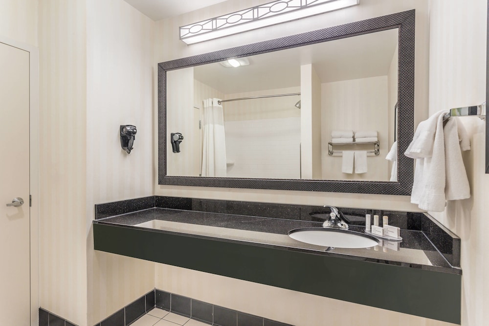 Fairfield Inn Suites by Marriott Madison East 11/35