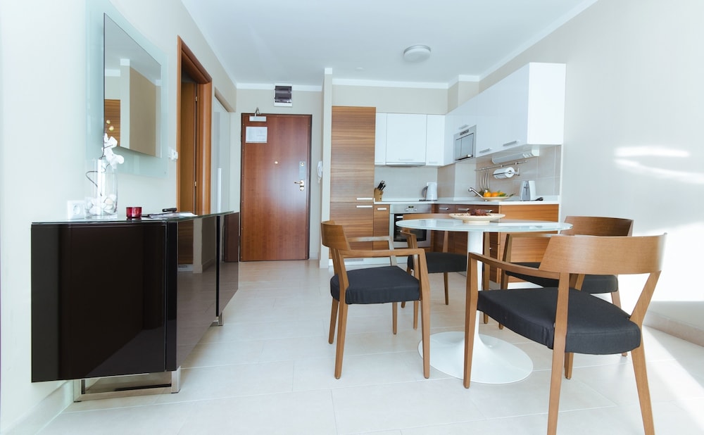 THE RESIDENCE 47/71