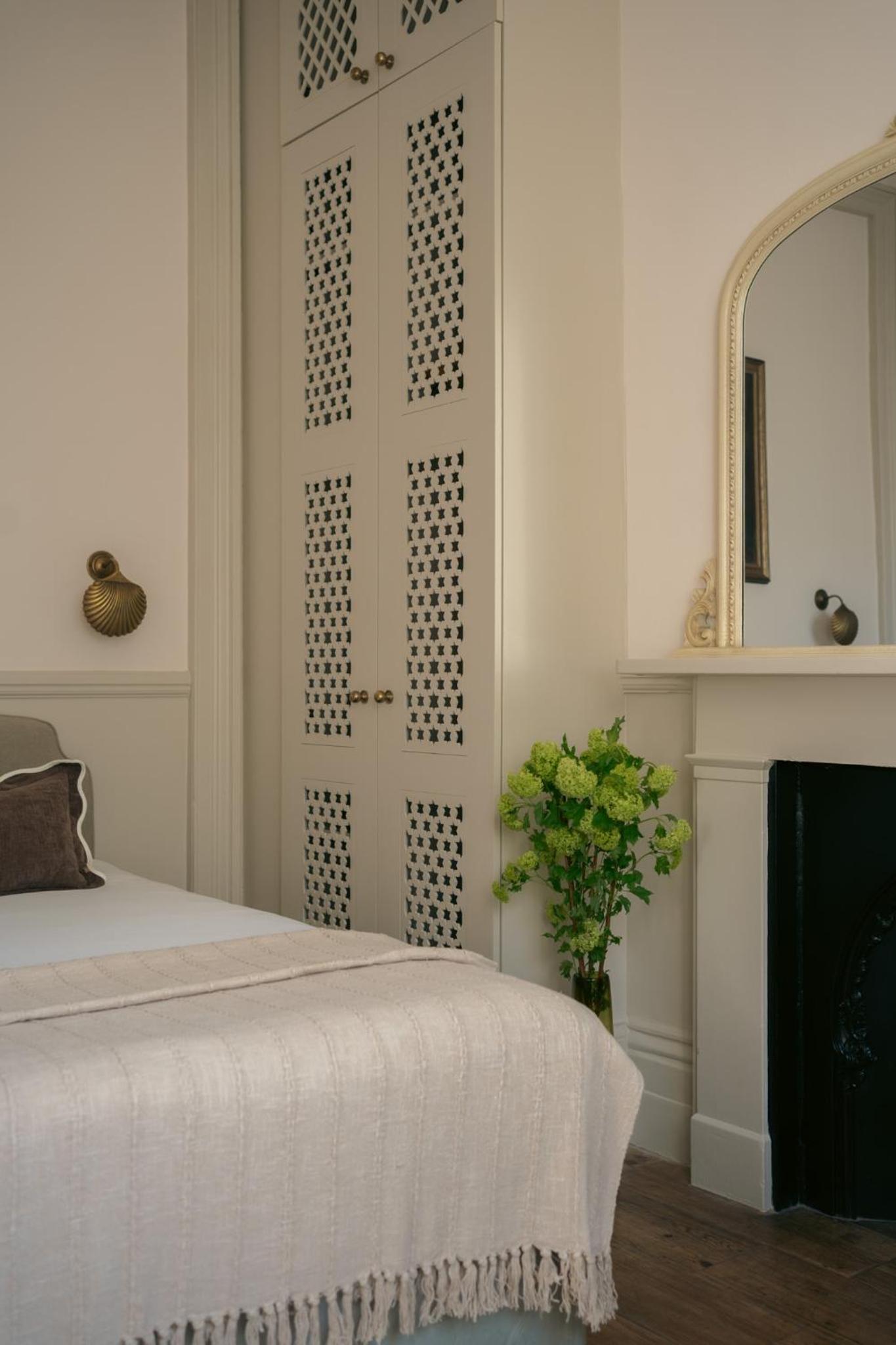 Single Bed, House Building