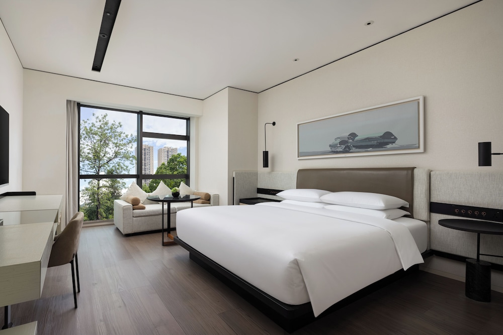 DELUXE, DOUBLE BED