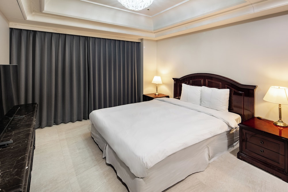 2 BEDROOMS, SUITE
