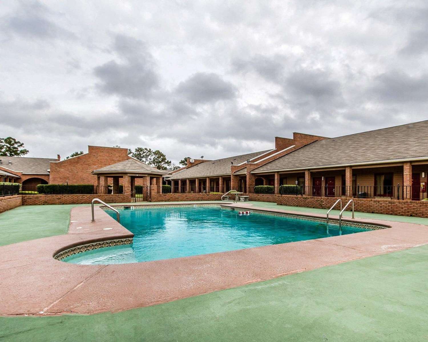 Econo Lodge Inn & Suites Enterprise, AL 30/33