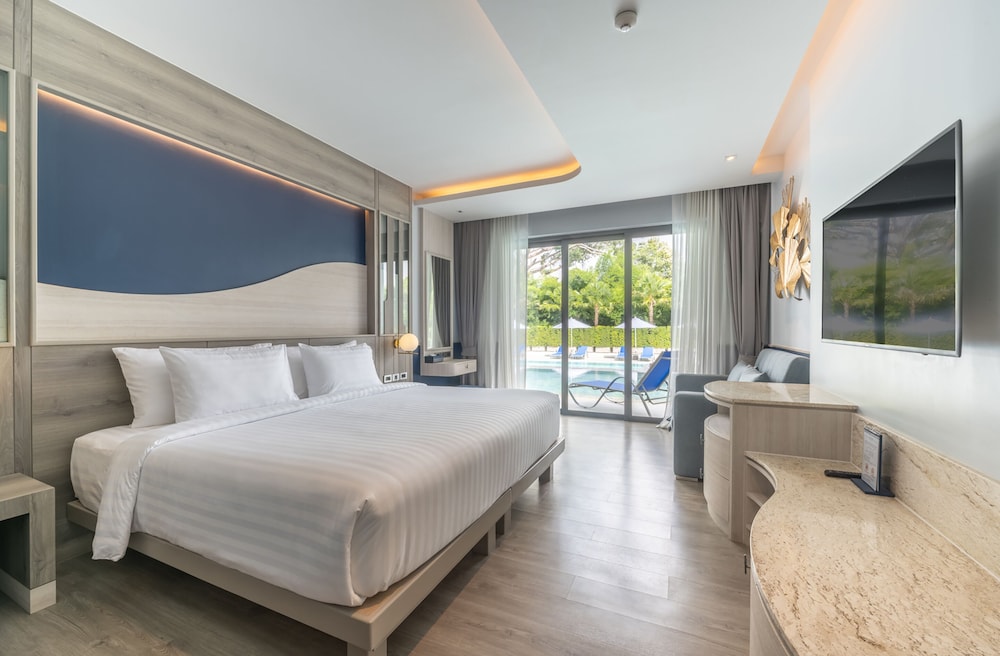 Deluxe, King Bed, Pool Access