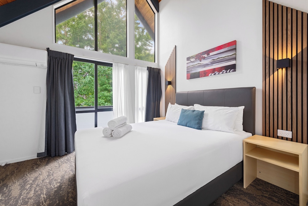 2 Bedrooms, Spa, Premium, Apartment, 1 Single and 2 Queen Beds, with Pool