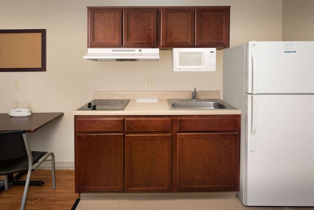 WoodSpring Suites Topeka 26/31