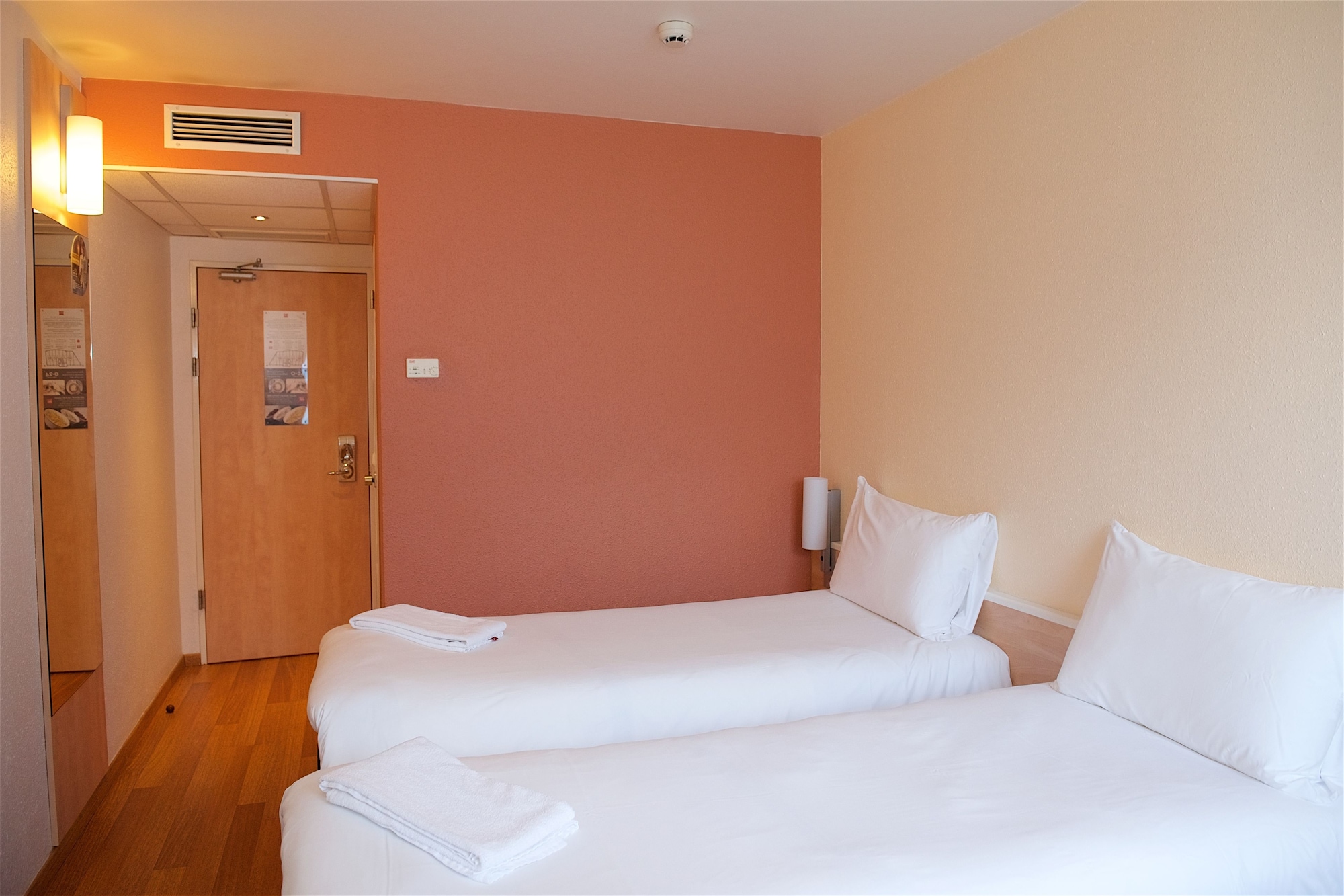 ROOM, DOUBLE BED