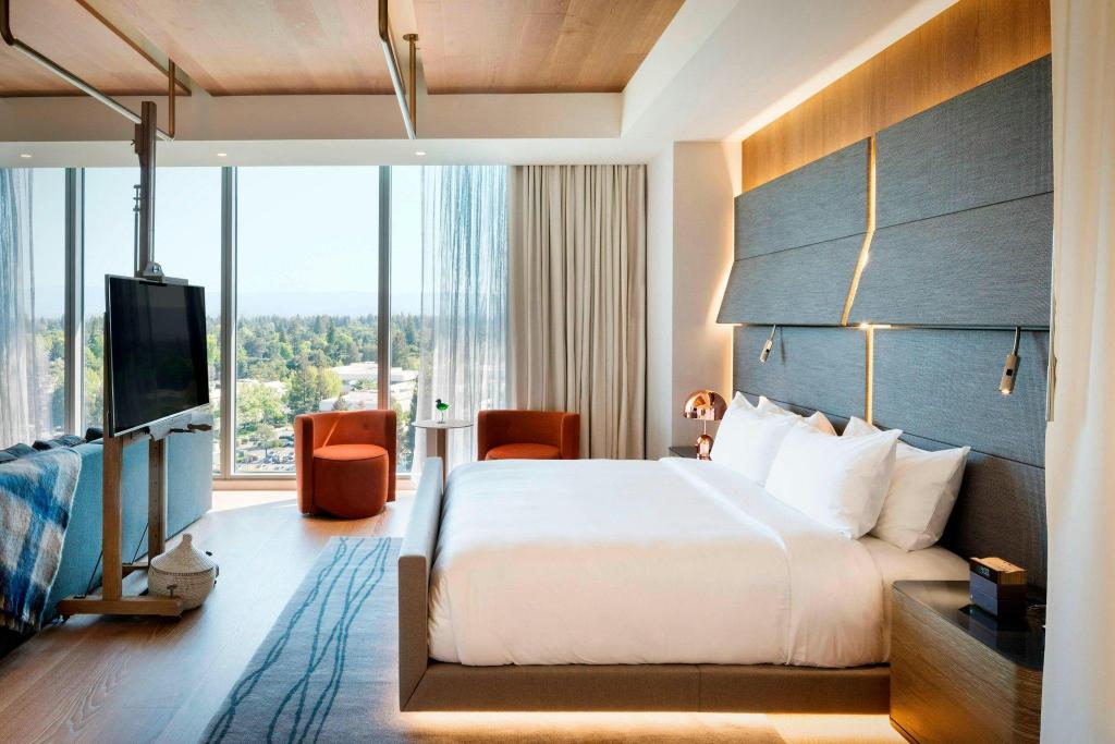 1 Bedroom, Presidential, Suite, King Bed, Partial Bay View, High Floor, Corner