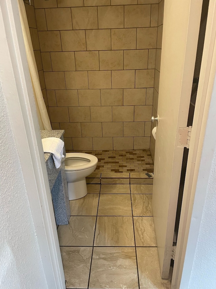 Budgetel Inn & Suites 24/32