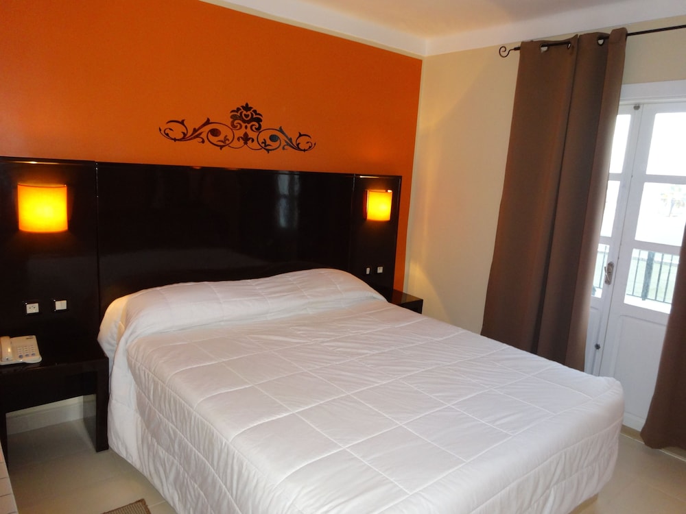 ROOM, SINGLE
