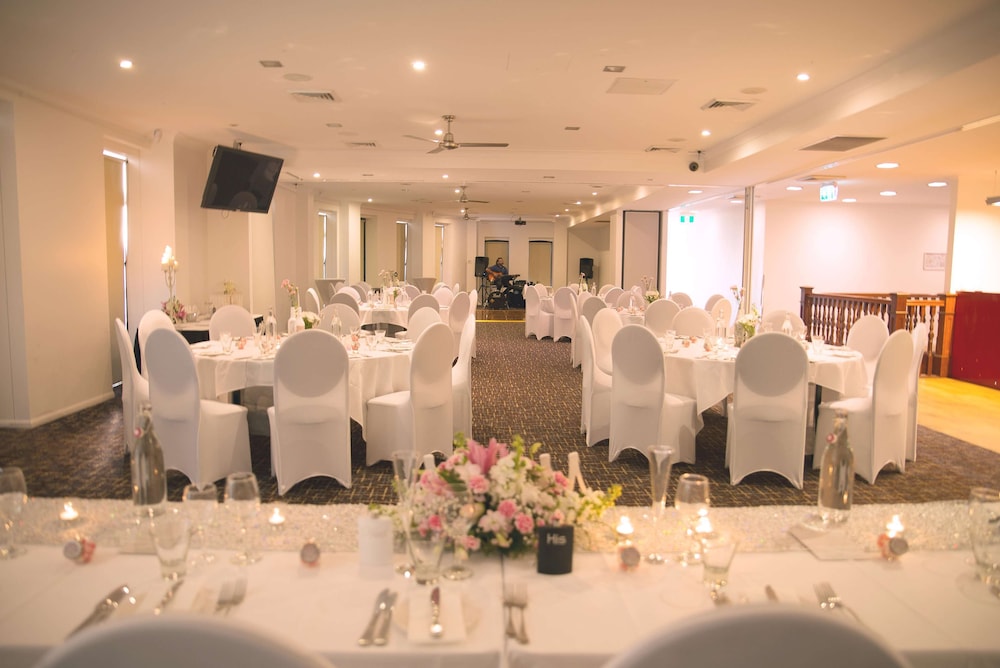 Oaks Townsville Metropole Hotel 8/69