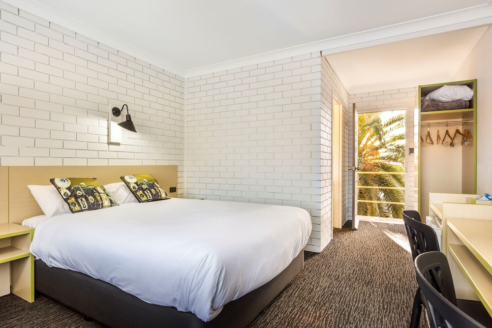 BOOMERANG HOTEL 7/48