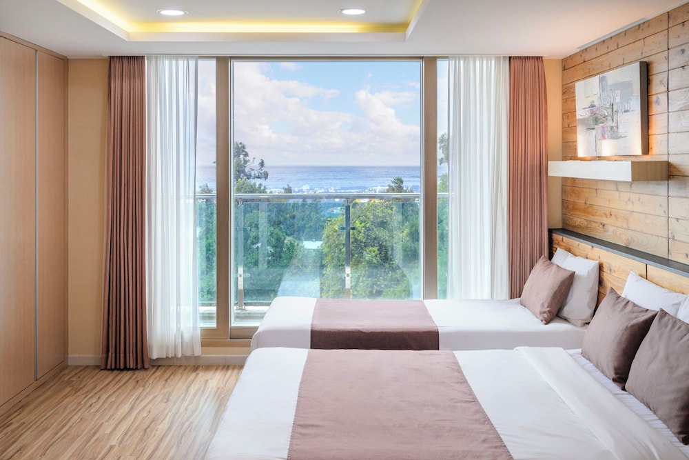 ROYAL, TRIPLE, MULTIPLE BEDS, PARTIAL OCEAN VIEW, BALCONY