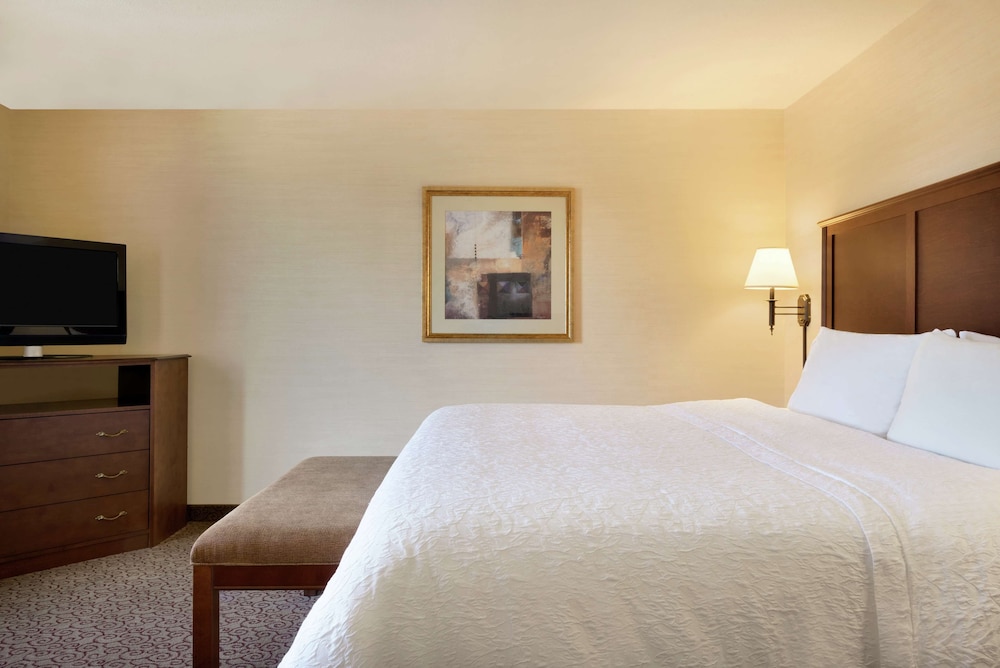 Hampton Inn & Suites West Bend 15/48