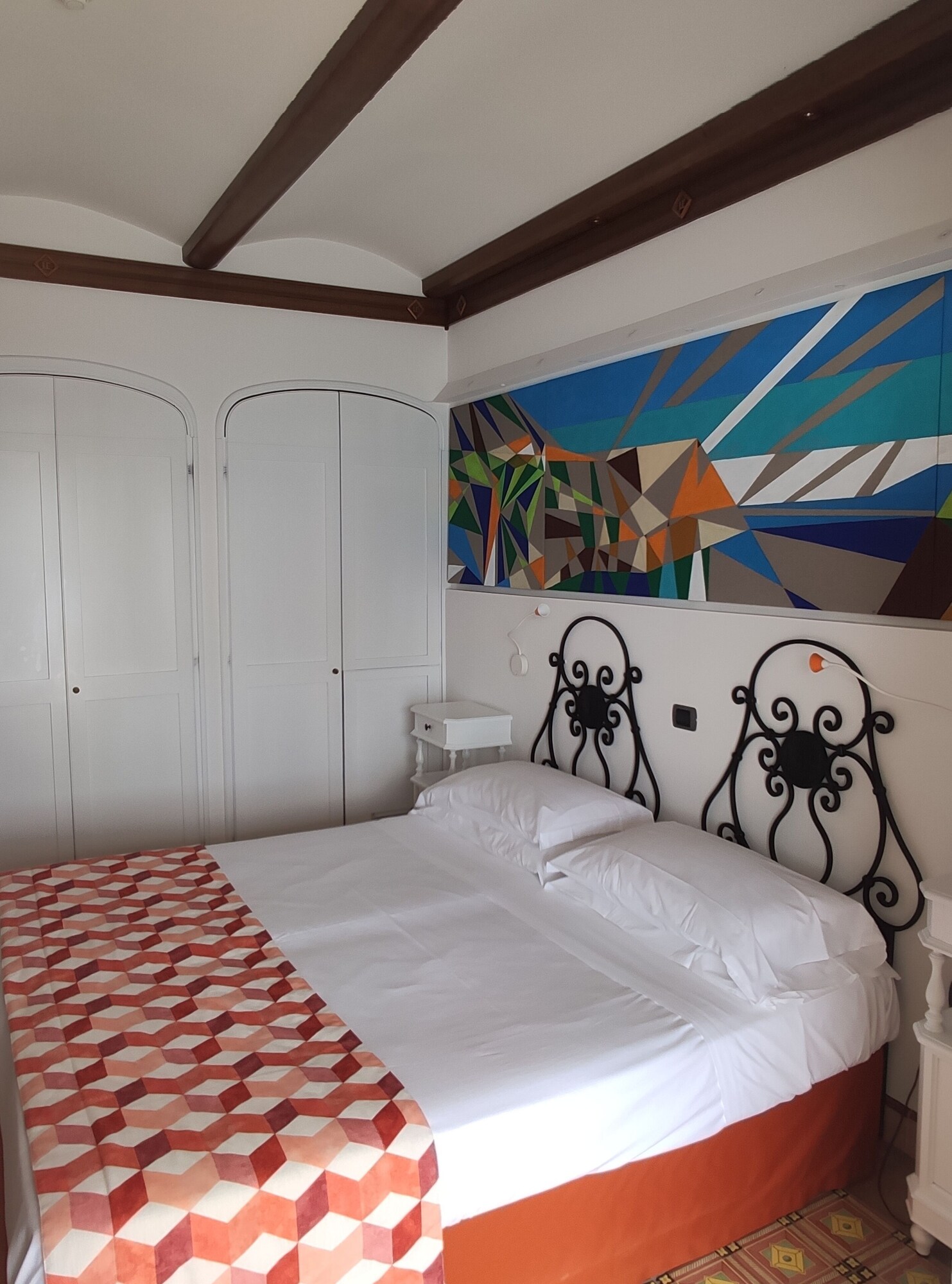 ROOM, DOUBLE BED