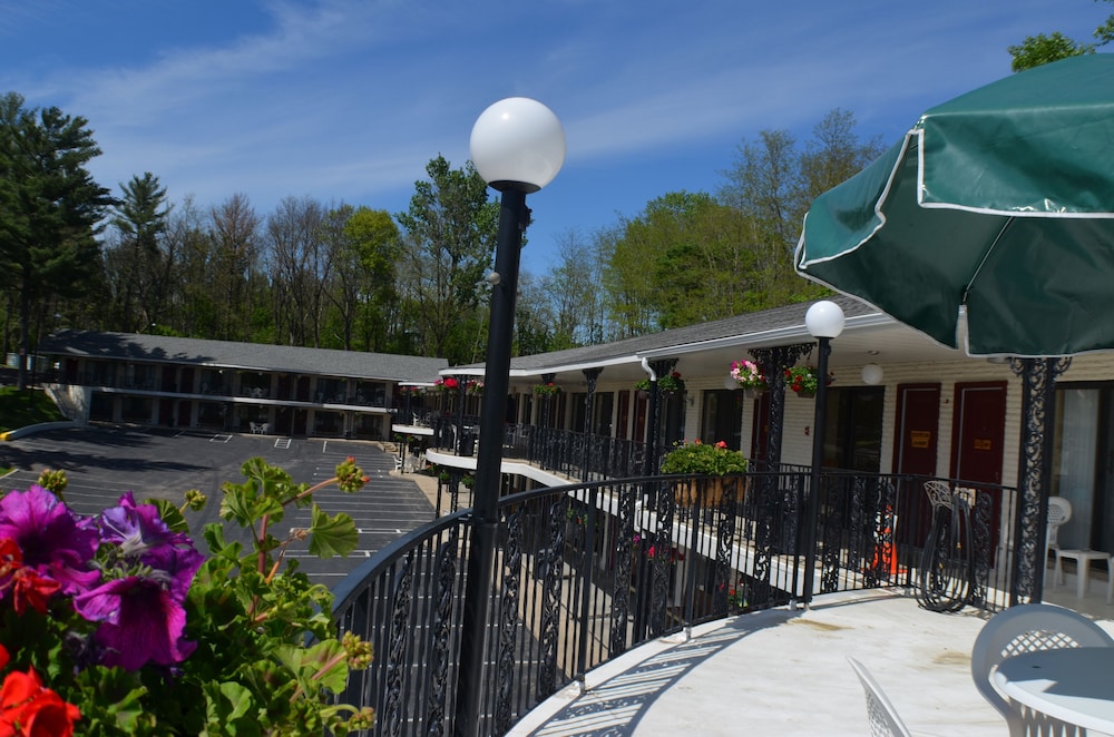 Amber s Inn & Suites 44/71