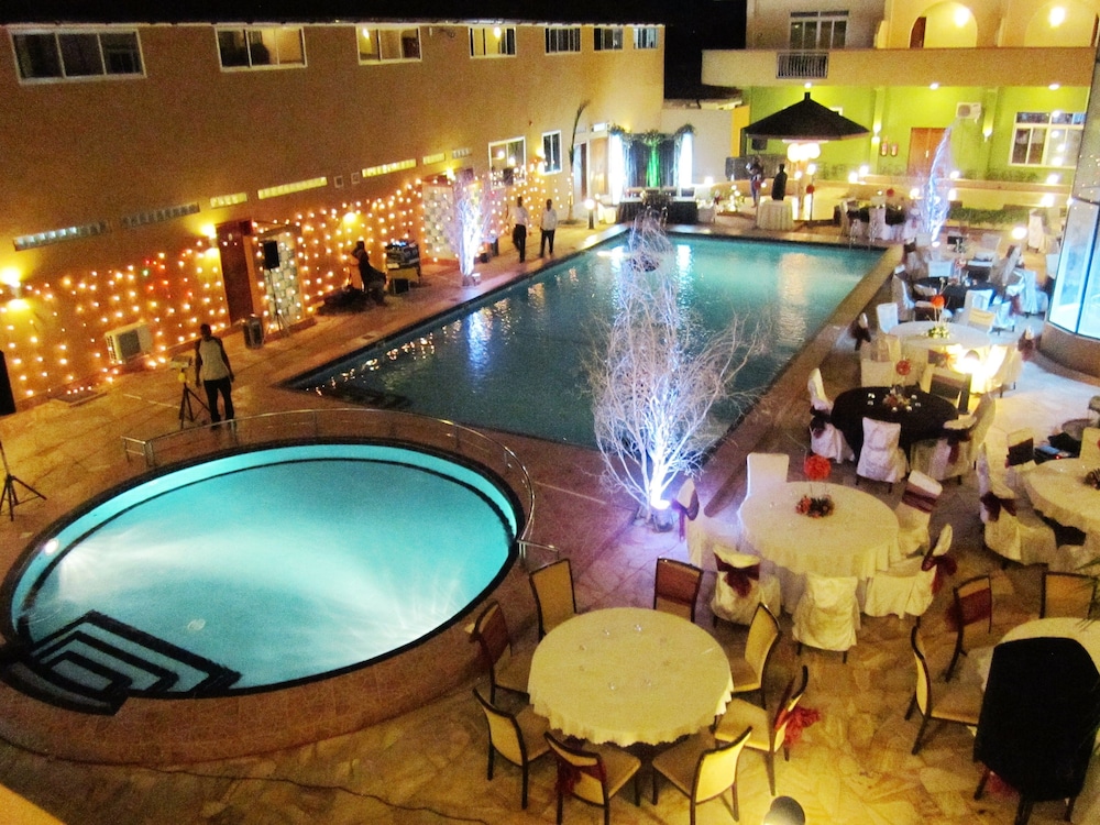 Seascape Hotel 37/39