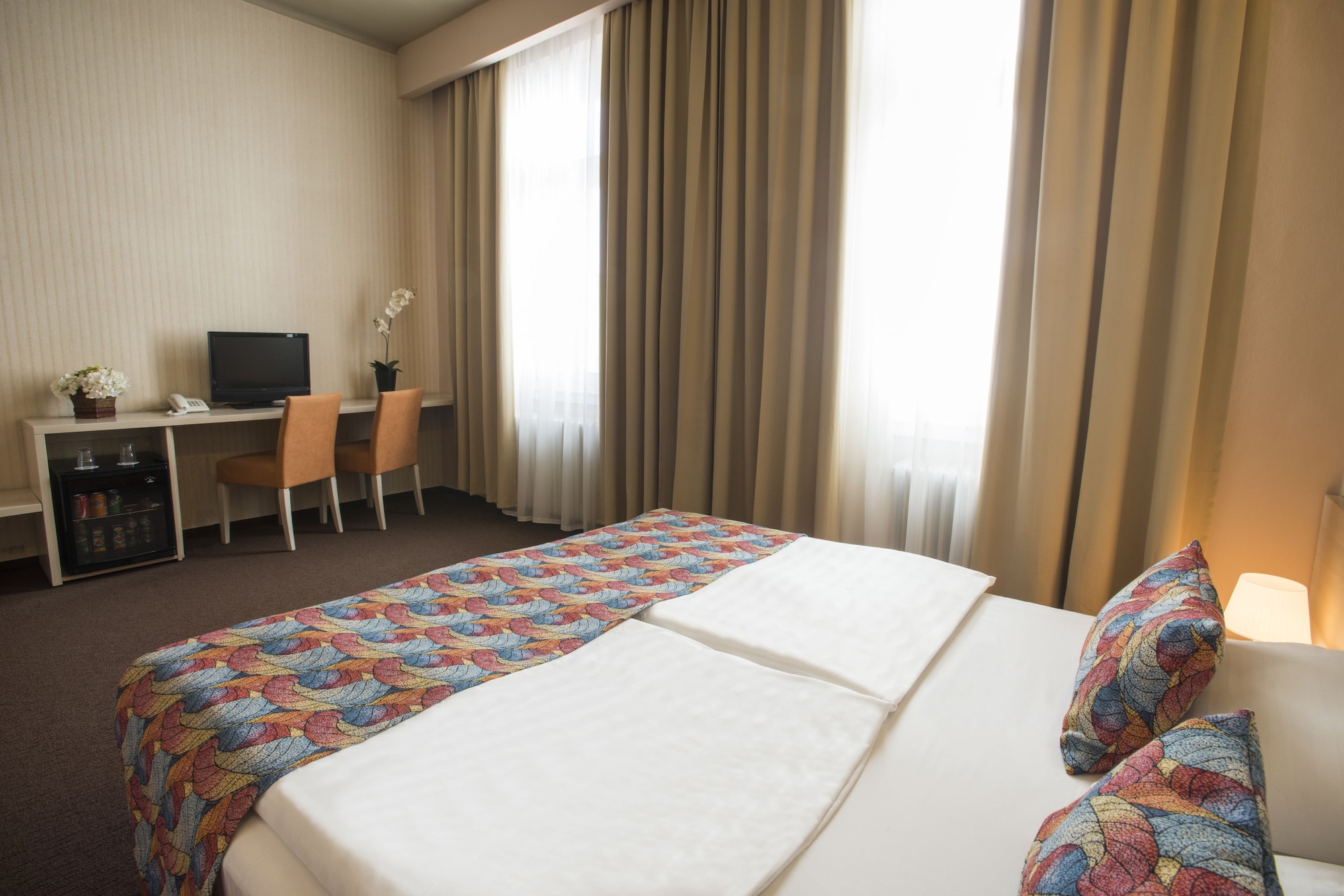 ROOM, DOUBLE OR TWIN BED