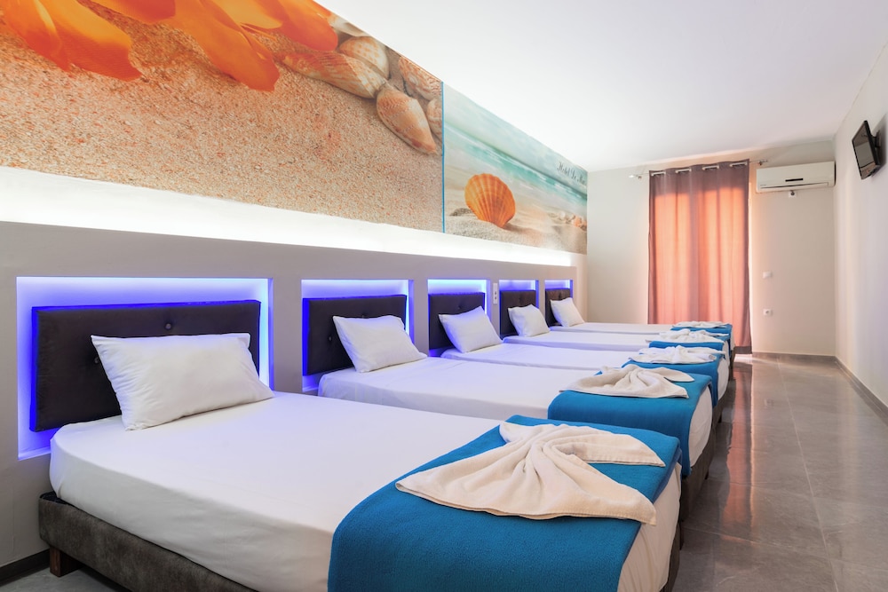 ROOM, QUINTUPLE