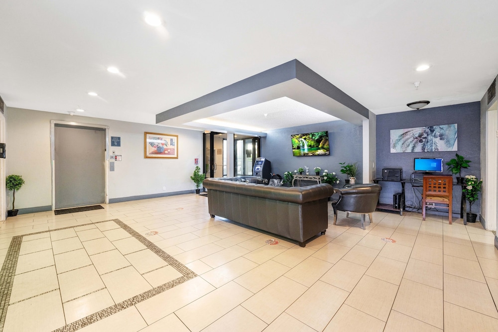Super 8 by Wyndham Orlando Near Florida Mall 11/54
