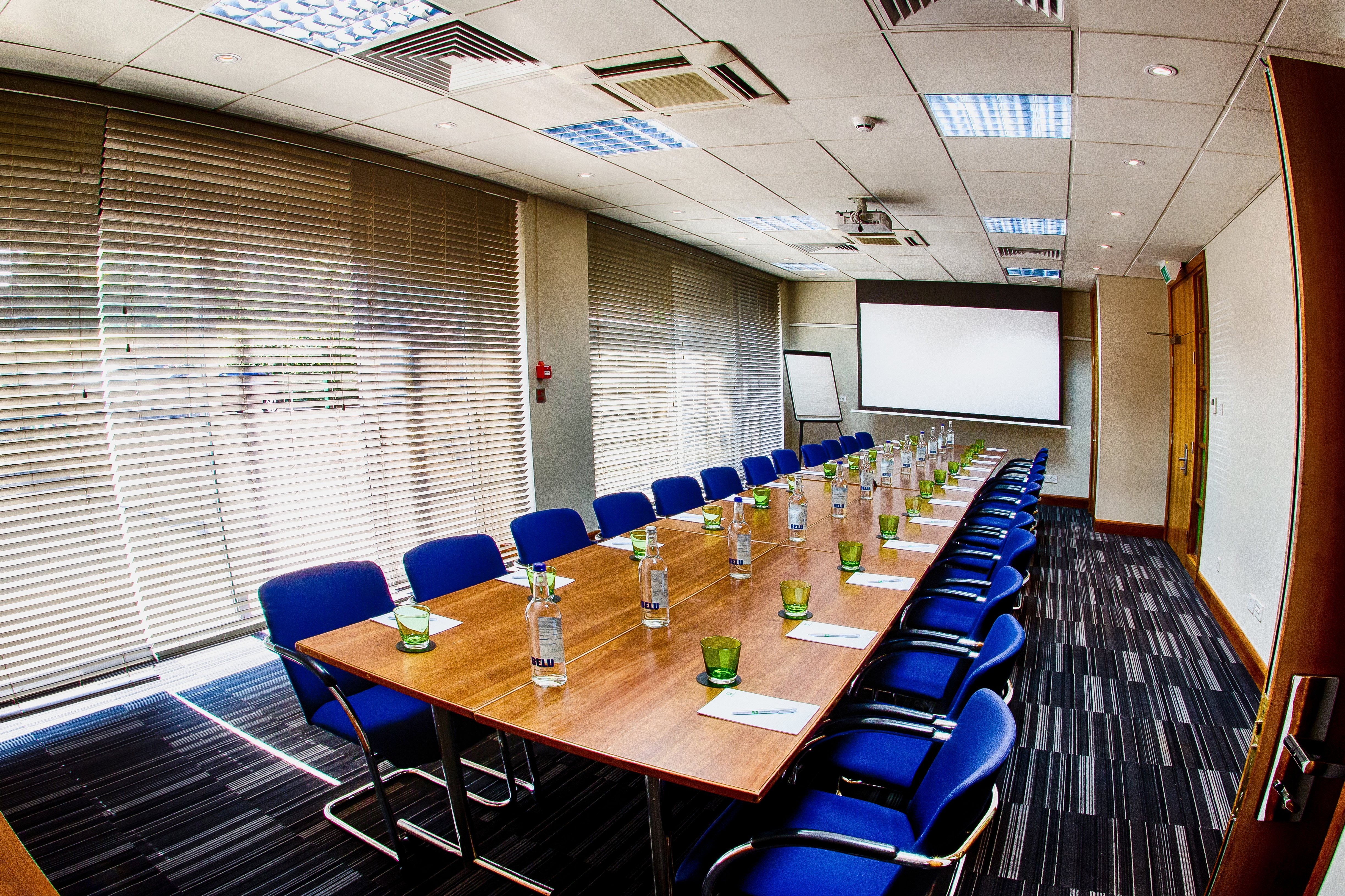HOLIDAY INN LONDON HEATHROW M4J4 51/62