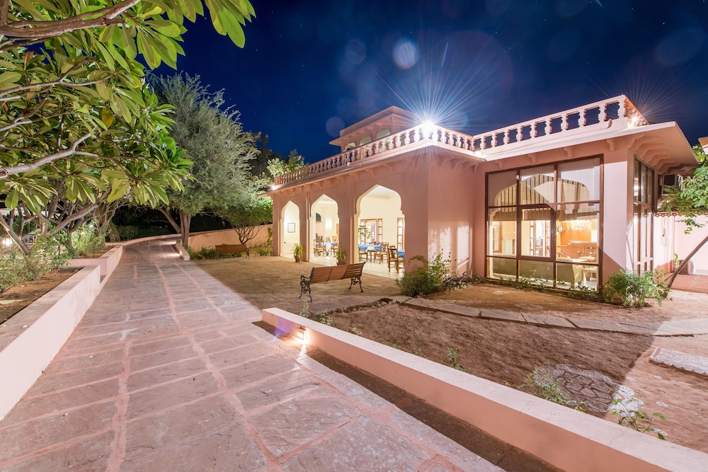 Hotel Dev Vilas 65/72