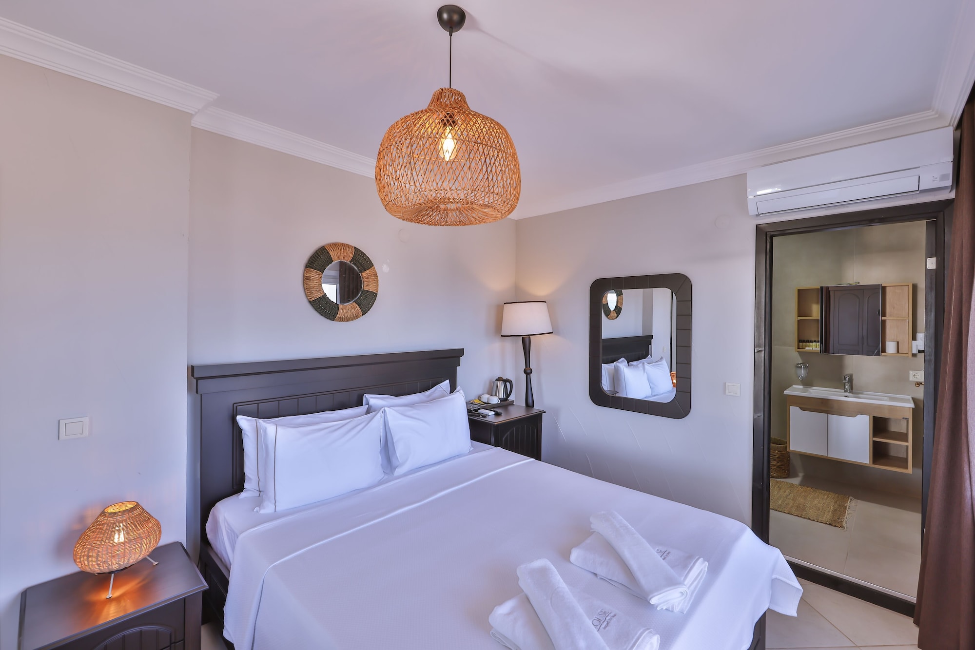 DELUXE, QUEEN BED, PARTIAL SEA VIEW, BALCONY