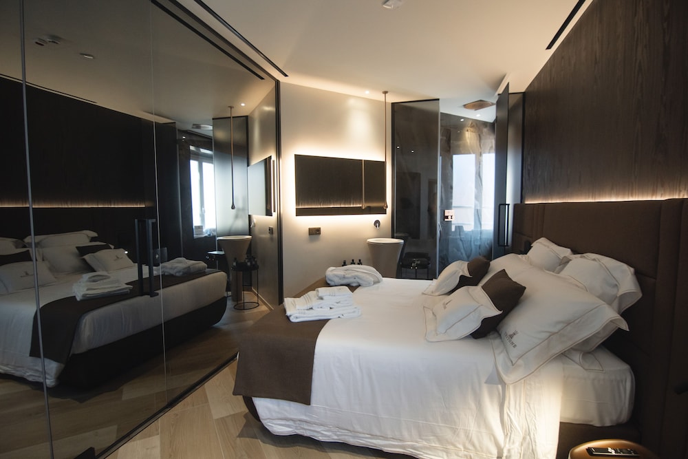 Tritone Luxury Suites 7/30