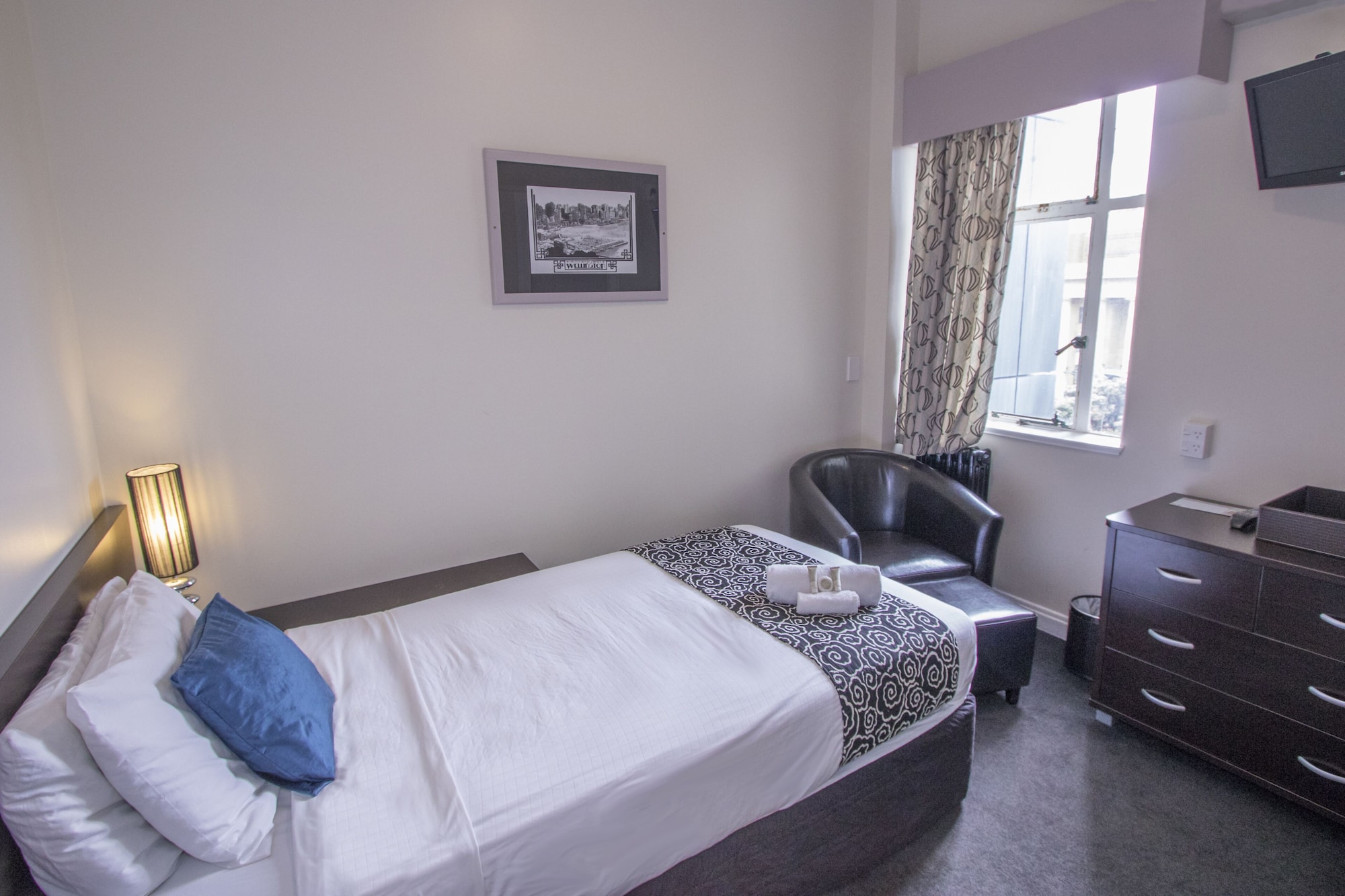 ROOM, SINGLE, SHARED BATHROOM