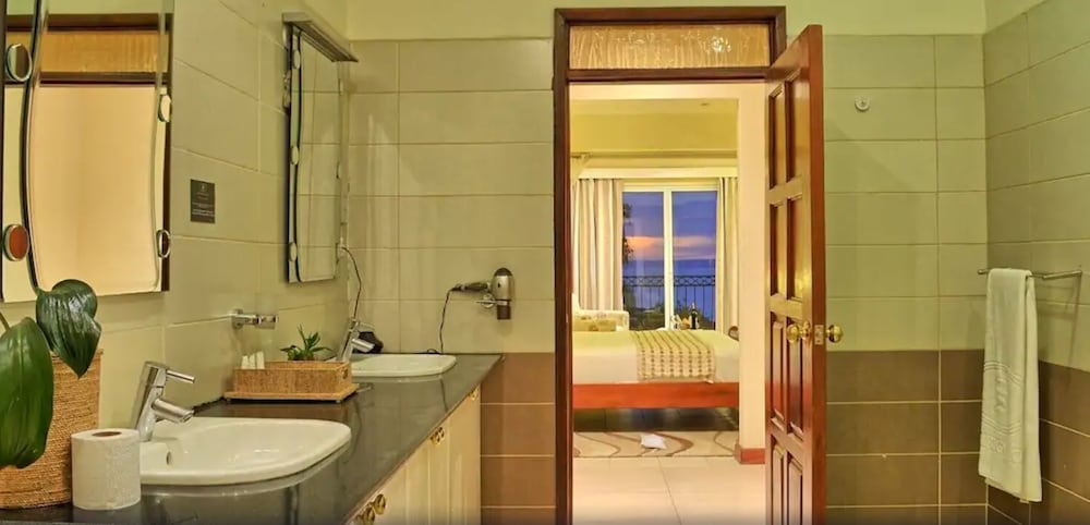 Sovereign Hotel 43/50