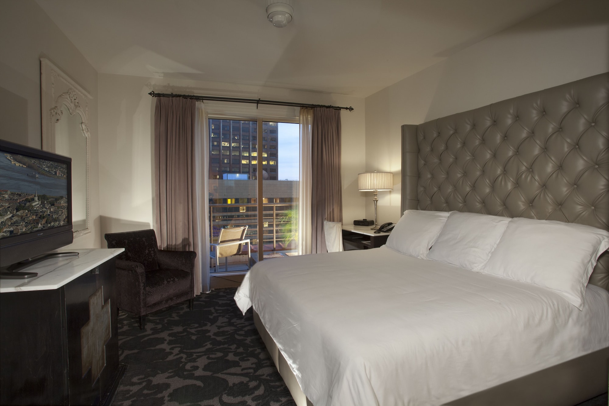 PREMIER, KING BED, CITY VIEW, TERRACE