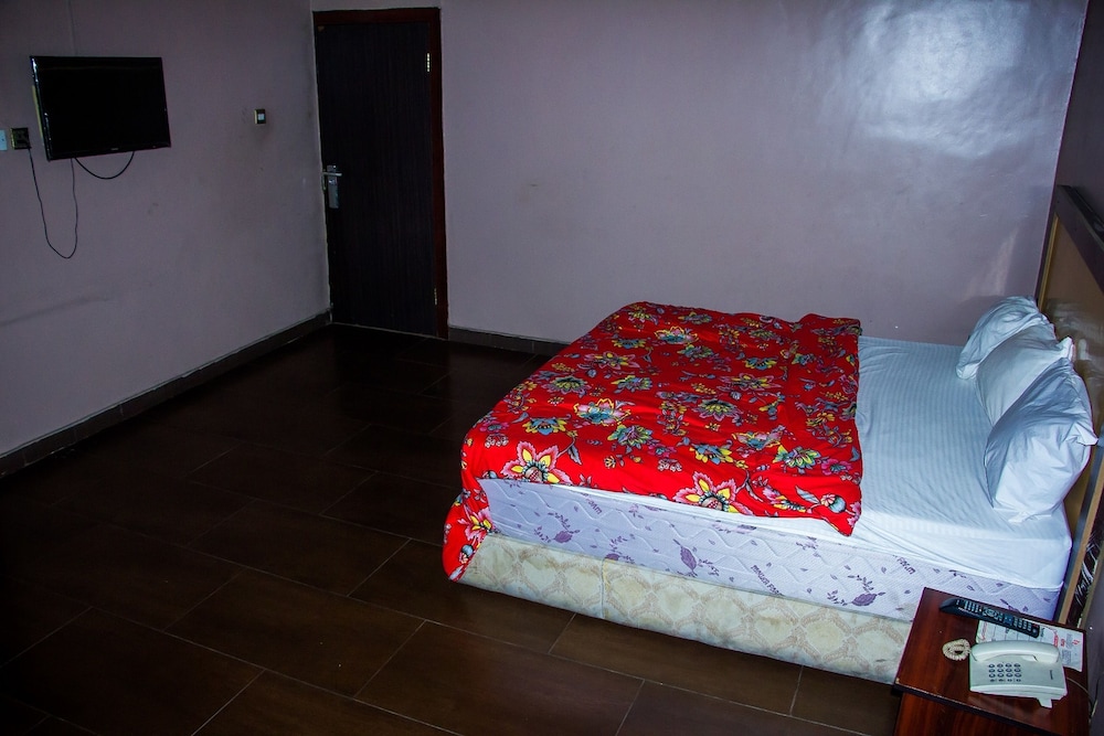 Emglo Suites 6/36