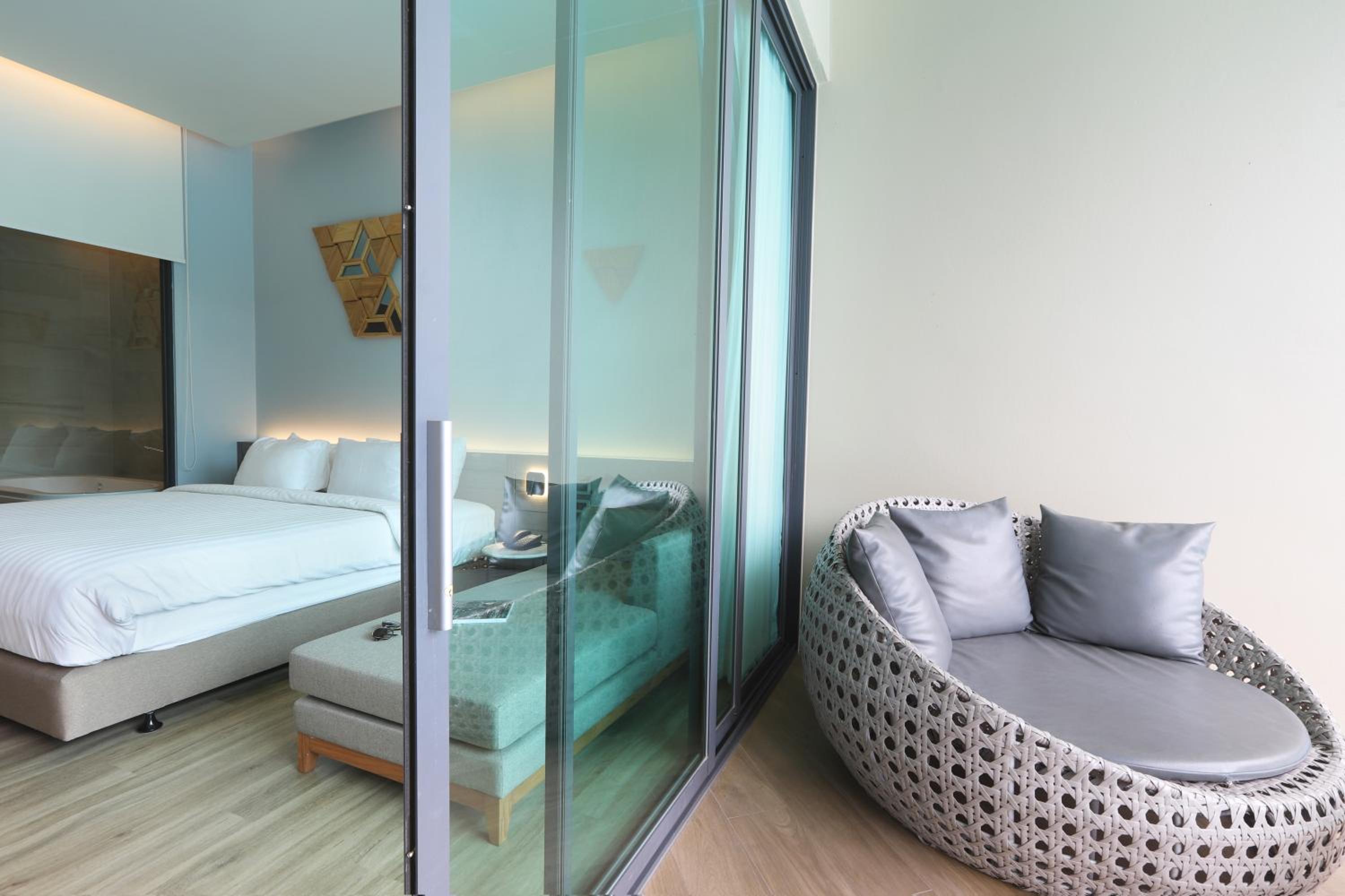 Room, King Bed, Pool Access، The Signature Hotel Airport 6/8