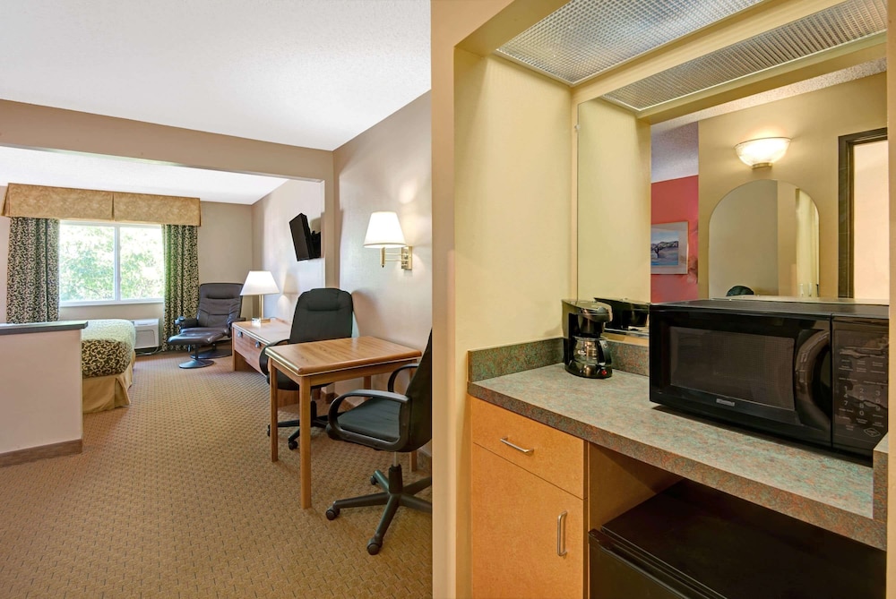 Days Inn & Suites By Wyndham Airport Albuquerque 29/38