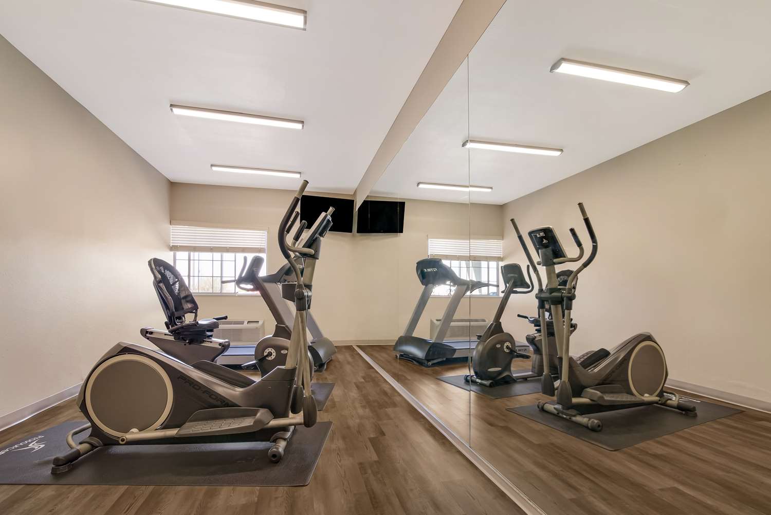Surestay Plus Hotel By Best Western Topeka Northwest 1/2