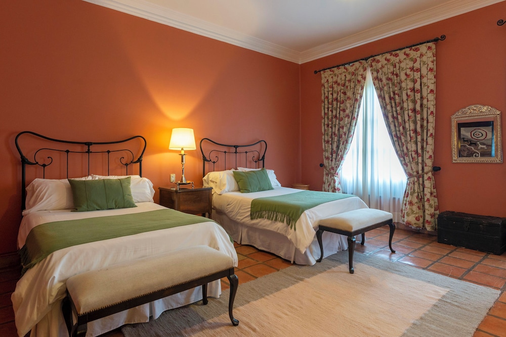 Colonial, Twin Beds