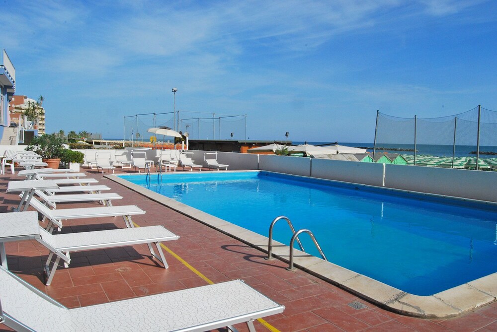 Hotel Embassy Pesaro 32/35