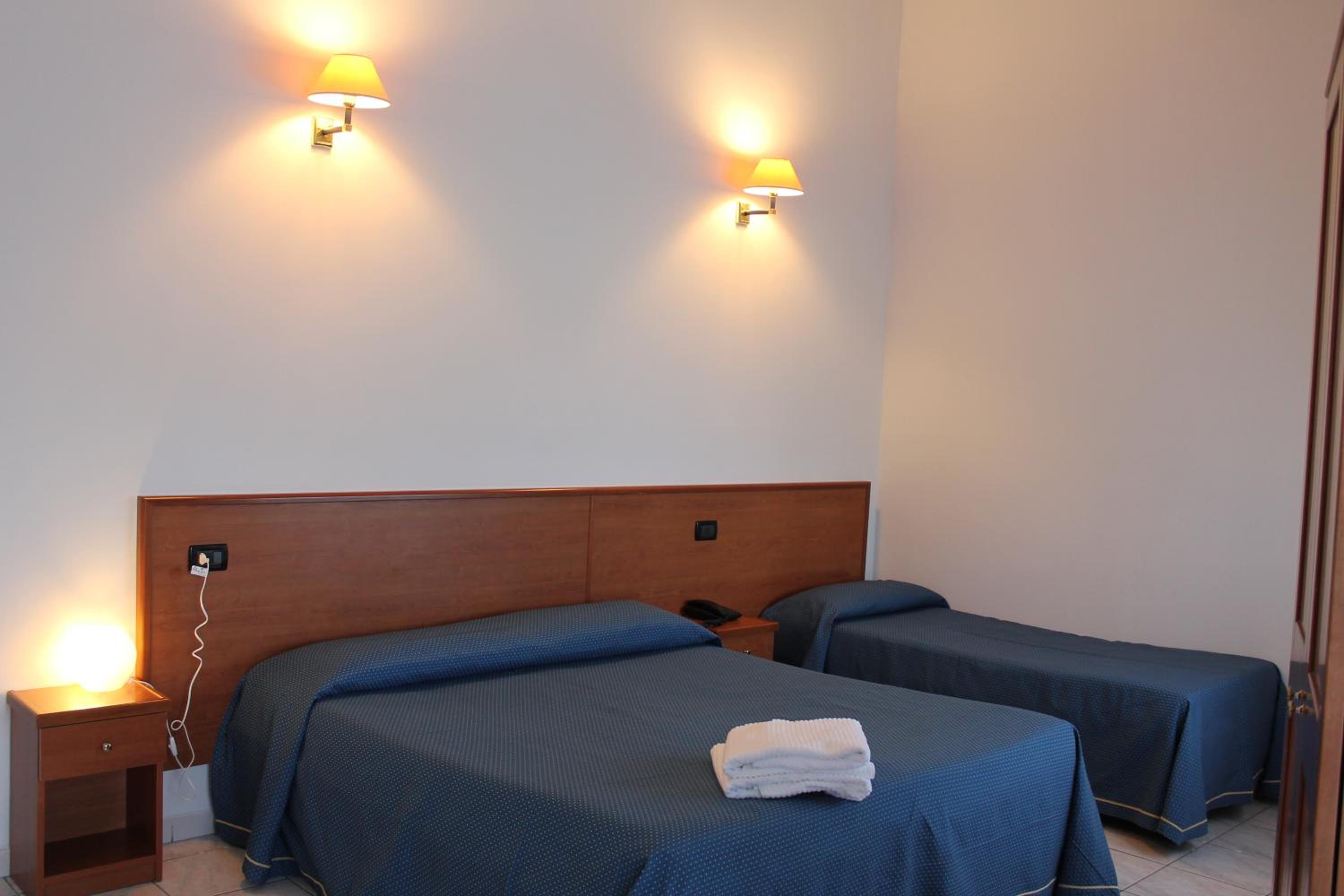 غرفة ثلاثية، Lungomare Hotel 3/8