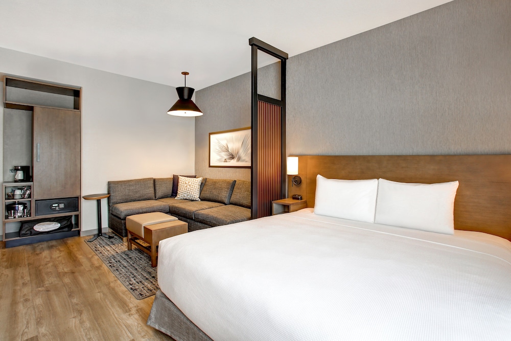 STANDARD, KING BED, SOFA, ACCESSIBLE