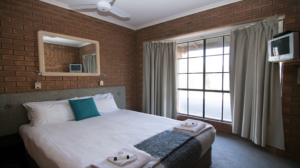 Ashleigh Court Motor Inn 6/53