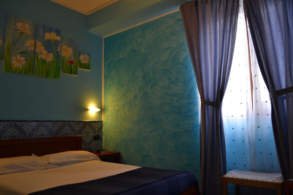 Petit Hotel 12/50