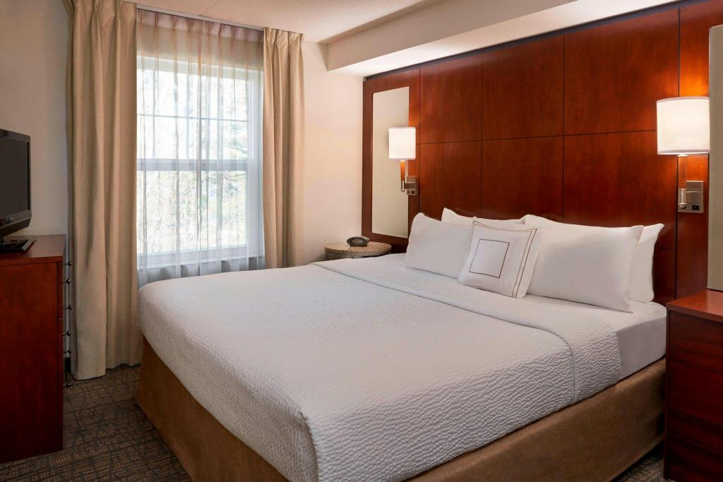 1 Bedroom, Suite, King Bed, Partial Lake View, Sofa, Balcony