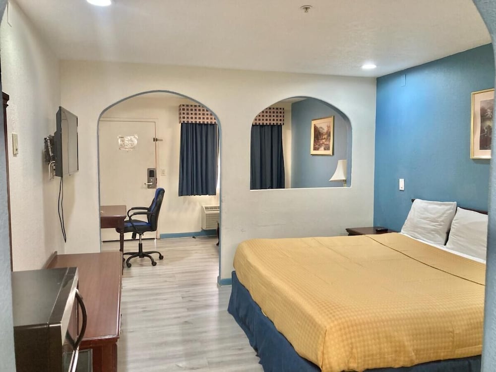 ROOM, KING BED
