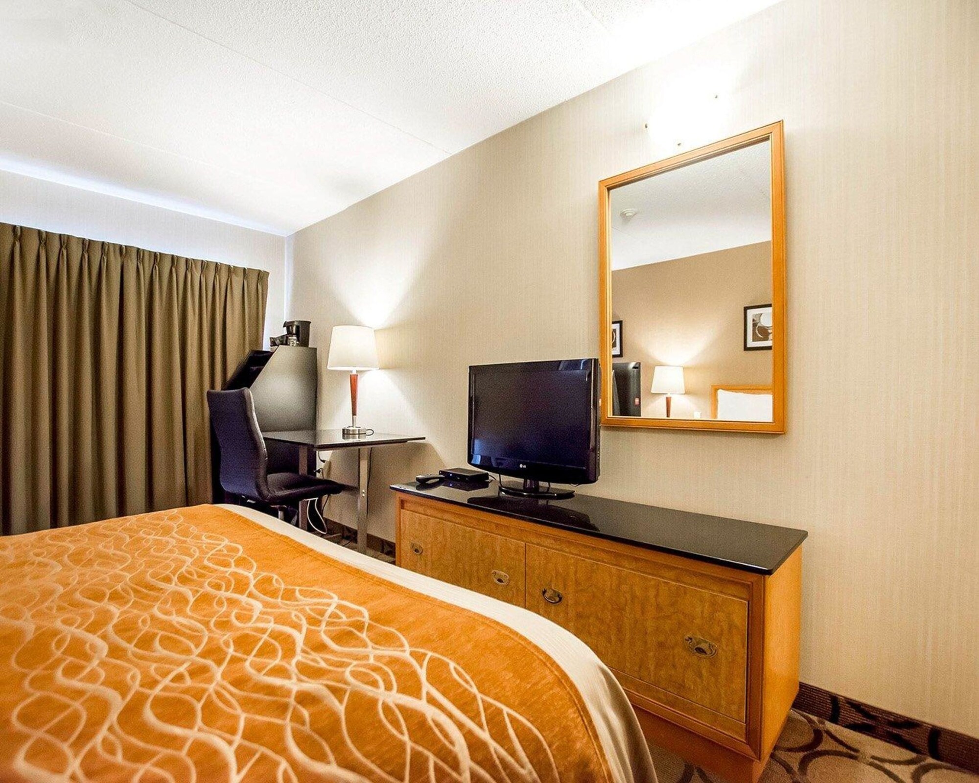 غرفة تنفيذية بسرير كوين مع أريكة في طابق مرتفع، Comfort Inn Kirkland Lake 2/2