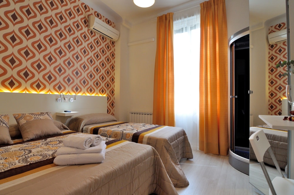 Hostal Far Home Plaza Mayor 6/25