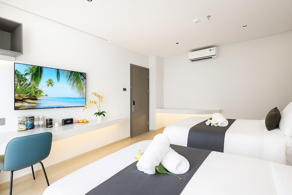 SUPERIOR, DOUBLE OR TWIN BED, BATHTUB