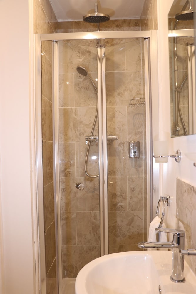 Dalesgate Hotel 27/31