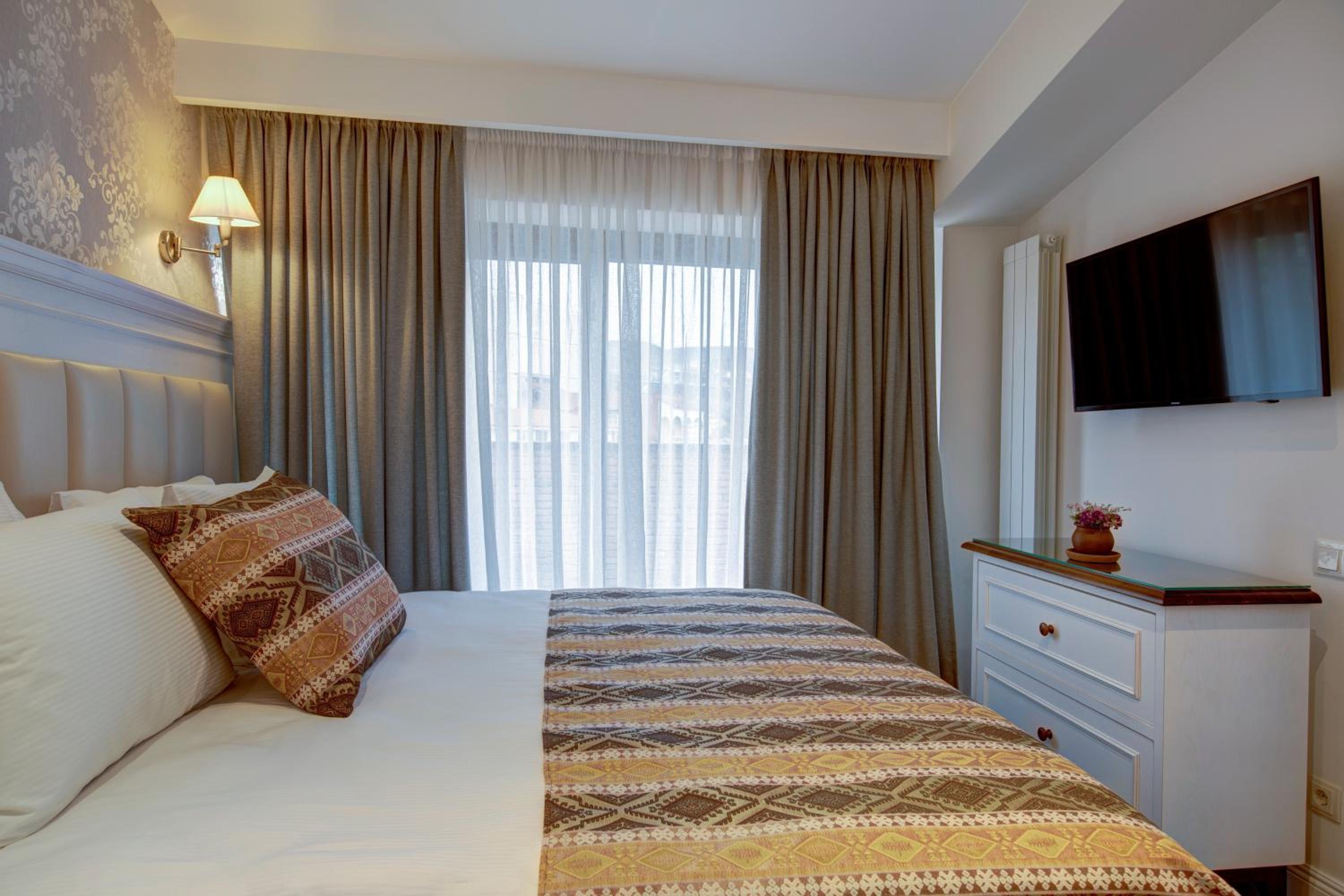 جناح جونيور بشرفة، Passport Hotel 3/7