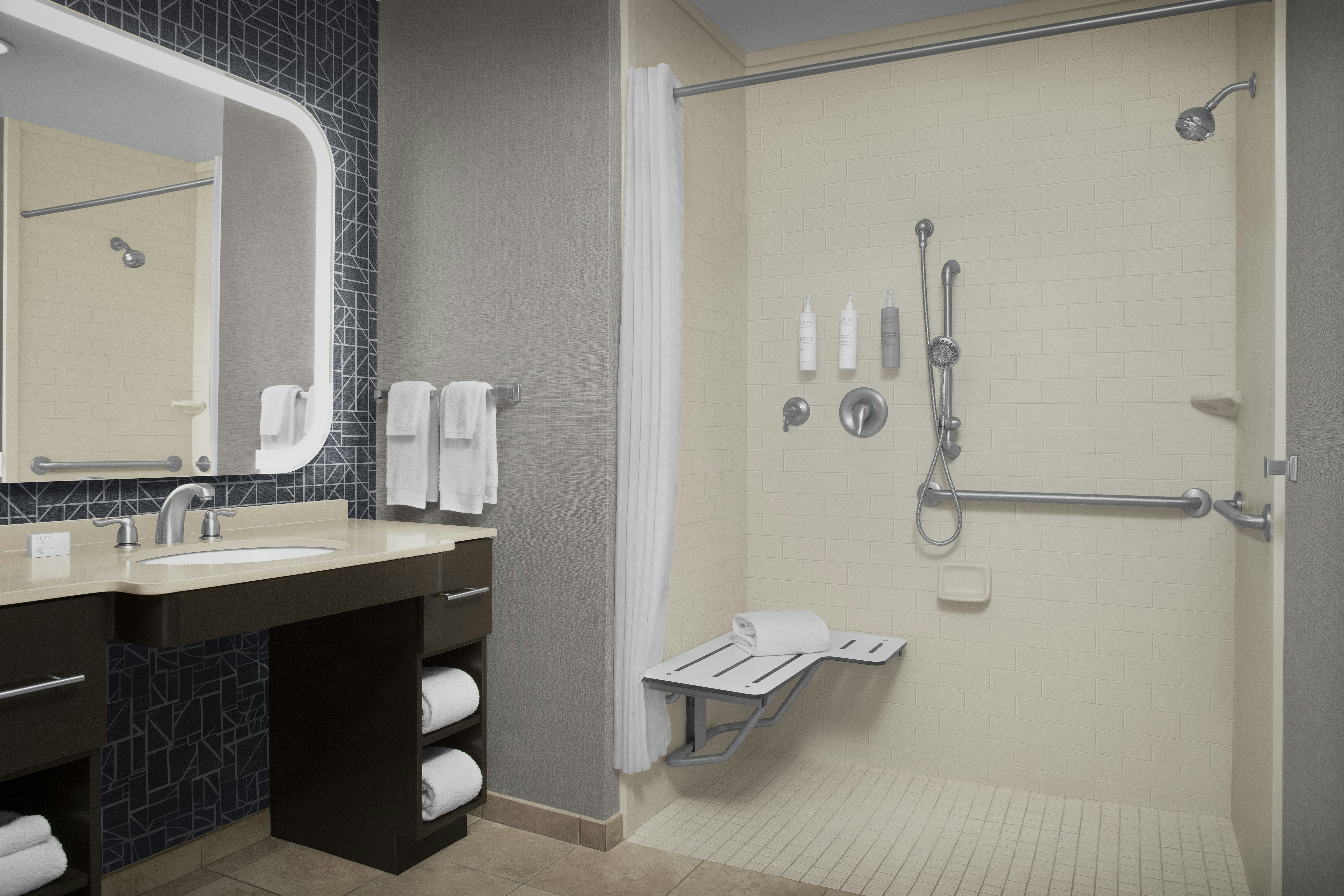 STUDIO, KING BED, ACCESSIBLE